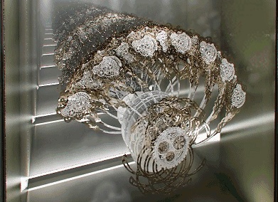 黄书恒与新媒体艺术家黄心健
共同创作最新机械装置《孔雀开屏》
