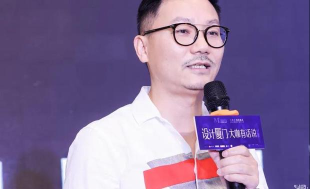 天诺国际设计顾问/创始人
个人荣誉
中国室内设计影响力人物
中国室内设计十大年度人物
鼓浪屿世界遗产标志物设计师
中国最佳精品酒店设计特金奖
央视《秘密大改造》栏目特邀设计师
APHDA亚太十大领衔酒店设计人物
中国室内设计十大最具影响力设计师
金堂奖十年,中国室内设计“卓越人物”奖
中国室内设计二十年总评榜中国室内优秀成就奖
在孙建华看来,设计师在设计过程中,一定要遵循设计的语言:那就是时间、空间、物性、角色四要素。
时间,就是设计的时态,要去考虑过去和未来之间的关系。空间,就是设计的语法,要从建筑的多维度层次去理解。物性,是设计的修辞手法,粗糙的岩石、质朴的红砖、馨香的木材、风化的金属、清澈的玻璃、柔软的皮革……根据你所构建的空间来选择相应的物性。角色,就是设计的人称。一个剧院,即便拥有最好的空间、灯光音响、舞台布景,但如果没有台上的表演者或者台下的观众必将失去意义。