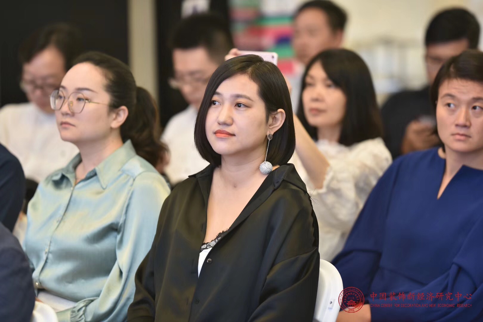 2019年9月1日，
全国首个《儿童空间设计》课程，
成功亮相上海设计周！
上海设计周“为儿童而设计”论坛
暨中装研儿童空间设计研究专业委员会
成立仪式也成功举行！
我们，作为本次课程
特别邀请演讲的“嘉宾”
也顺利出席了此次论坛，
得到众多好评！