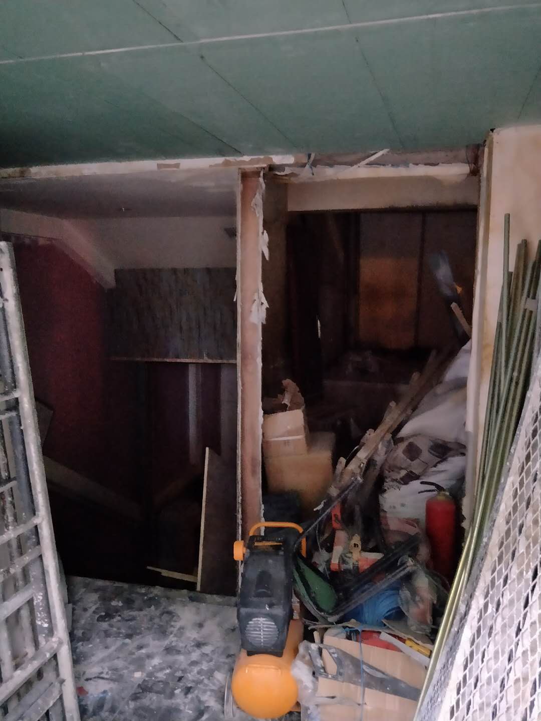 门口还有两个小店铺，位置不变，所以下地下室的楼梯口很不舒服