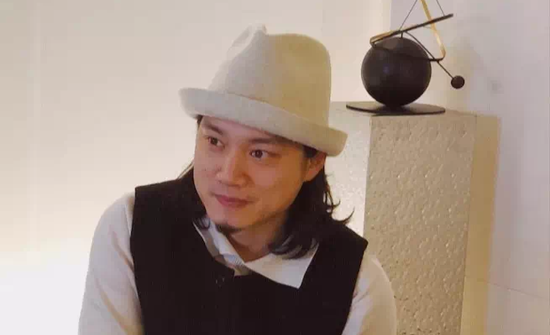 李敢（图盈拓新空间设计创始人）

“80后如何摆脱尴尬定位：保持清醒，打破常规。”

82年的李敢老师在业界已经成名许久，但大家依然在他的眼神中看到了属于少年的单纯和清澈。李敢老师认为设计因人而异，是个性化的需求。现代年轻人的生活需求发生了巨大的改变，对于空间和功能的需求也发生了变化。李老师希望通过设计去引导和打破常规。在李老师的案例中，商业设计占70%。但和一般的商业设计团队不一样的是，李老师和团队不想禁锢于一个单纯的业态，每个领域都有新的学习的机会，他们希望通过不同的业态，不断的尝试，以刺激自己的创作维度。李敢老师时常觉得80后设计师很尴尬，上面有60、70的大师，下面90、00也在迅速崛起，在这其中他一直在找自己的定位。但值得庆幸的是，80后们的改变从未停止。
