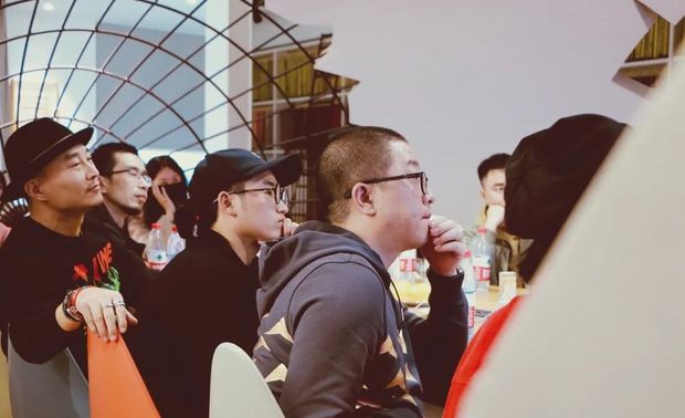 对公司概况介绍之后,总经理向大家分享了对于设计的思考,就尺度和美学展开了叙述,也将分享会推向更深度的设计探索;同时,结合尚舍生活历史作品的介绍,设计师们能够更直观体验到设计作品中的美学。