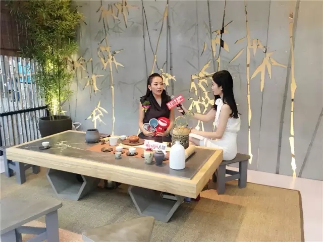 设计之都：恭喜您，演讲非常的成功，此时您的感受是什么，这个活动是否有达到您的预期？



梓晴：我觉得非常的棒，从昨天开展到今天，参观的人非常的多，他们也十分好奇，水泥竟然可以呈现这样的作品，也觉得很有趣，所以这些探索对我来说充满意义。



设计之都：您是如何想到以这个主题参加“十雅谈”创意摆设秀活动的？



梓晴：其实我一直就想做一个茶室的空间，但我一直没有想好以什么形式去诠释，一直想打破传统中式的手法，如何找到当代的设计语言，是我一直在思考的，想了很多天，有一天晚上半夜，我突然从床上爬起来，打开床头的笔记本画了很多手稿，就这么定下了设计形态和设计思维。



设计之都：还有什么主题您想尝试一下？



梓晴：我要么就是做中式的，要么就是做充满概念和时尚的，你可以从我的发型中了解到我的性格，我不喜欢过于平常的东西，要么是回归生活，要么是给人以启迪，无创新不设计，这就是我做设计的出发点。



设计之都：对于今年的“十雅谈”创意摆设秀的活动形式，您觉得有什么可以提升的空间吗？



梓晴：已经非常好了，如果可以，希望能有更多的学术交流，你看我的空间也是充满着对哲学的思考，我更关注的是，怎么做好设计，这不是一场秀，即使是，我也要秀出设计本身。


