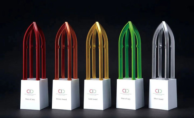 (图)奖盃以哈里发塔(Burj Khalifa)的外观订製而成,象徵着指标性荣耀。
本文由OPEN編輯部撰寫
杜拜,一个地处亚、非、欧三大洲的交界中心。得天独厚的地理位置、独具慧眼的发展战略、自由开放的商业环境和优惠宽鬆的扶持政策,汇聚成就了杜拜这个快速崛起的「沙漠奇迹」。
杜拜国际专业室内设计大赛,是由中华文化促进会中东代表机构(Chinese Cultural Promotion Society Middle East Representative Offices)和中东杜拜专业室内设计师协会(APID)联合主办的室内设计领域国际性专业竞赛,并以「沟通思想,创造未来」主题格局,为杜拜带来创新的可持续性。为促进和提升海湾地区与国际设计师之间的交流与学习,现场邀请世界各地的优秀专业室内设计师竞技角逐BEST TO BEST大奖,中东赛区、远东赛区及欧洲赛区(增设)同时啓动徵稿。
实创设计 设计总监 赖姿伊 以「创新潮流」作为接待中心《创流艺想》的设计核心,将大厅天花板设计不规则起伏造型,稜缝间规划间接照明流溢暖光,形塑海浪折射日光般的粼潋美感,更具象理念为层次丰富的时髦景緻,新颖创想获本届赛事评审青睐,迎来「铜奖」荣誉,令品牌美学再度光耀世界舞台!