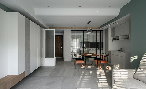 客、餐厅
Living room and dining area

客厅天花板透过木质立面修饰横梁，与对面同式木纹相映成趣，辅以浅绿色沙发背牆，衬托空间柔和感；电视柜设计为轻盈立体的悬空结构，且方便地面清洁，餐厅则选配线条俐落的木纹餐桌椅，配上黑、褐色皮垫，丰富整体视觉层次。

We decorate the living room crossbeam with a wooden facade and complement an identical pattern on the opposite side. Then, coat light green paint on the wall behind the sofa to heighten the pastel situation of the space. We design a lightweight suspended TV cabinet to facilitate floor cleaning. In the dining area, we opt for a simple-shaped wooden dining table and side chairs with black and tawny leather seats to enrich visual layering.
