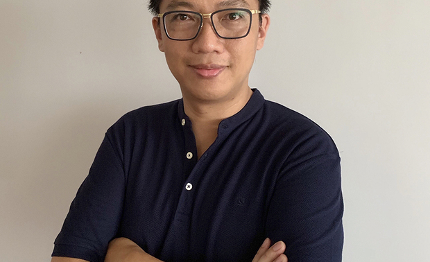 本文由OPEN编辑部撰写

盛夏的七月初，
清筑设计 许清皓 设计总监，
忙于新办公室行程之外，
抽空于一日下午与OPEN团队进行线上访问，
话题自从小的背景聊起，
并到创立品牌的心路历程，
以及这几年获奖的心情概况，
最后是新办公室「富兴工厂1962」的最新进度透露，
都在这一个多小时的访谈精彩呈现！
