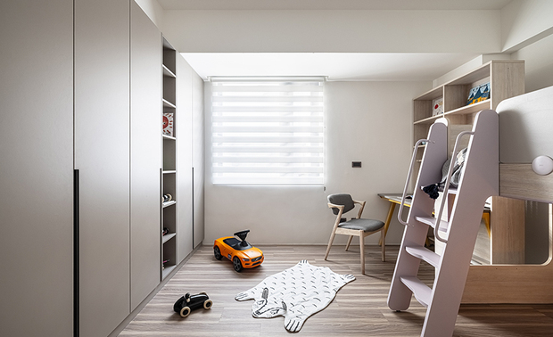 孩童房、游戏室
Children’s bedrooms and playroom

色调延展中性灰的男孩房，以书桌、衣柜，搭配下铺留白为游戏空间的床榻设计，充实机能；相邻的女孩房，则使用红白配色的双层床架，让孩子们能互相陪伴。孩童房牆壁，皆以双向式系统柜阻隔，且连结摆放玩具物品、规划弹性的游戏室，便于将来转换房间为其他用途。

We furnish a desk, a built-in wardrobe, and a loft bed to set a neutral gray tone young boy's bedroom with plenty of features. The adjacent girls' bedroom arranges a red-white bunk bed for children to accompany each other. We exploit two-way system cabinets as the partition wall between the children's bedrooms. We also plan a playroom, which can utilize flexibly to fulfill varied purposes in the future.