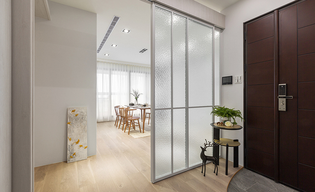 
玄关
Entryway

玄关以少许高低落差的扇形落尘区彷拟日式玄关样貌，同时呼应上方天壁的圆弧元素，营造柔和舒缓的入门氛围，周围内嵌茶镜的半开放悬空鞋柜则延伸视觉，创造宽敞空间感。

We built a half-moon-shaped mudroom with slight variation in floor levels, typifying a Japanese Genkan. The sectional-opened, suspended shoe cabinet with tinted mirrors creates an airy display.
