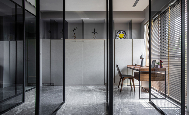 多功能间 The multi-functional area

位在廊道转角处的多功能间，以通透的玻璃门片，
创造半开放式的场域连结；考量亲戚来访入住需求，
因此将柜体结合床铺，满足书房与客房，两种性质的弹性运用。

在柜体上缘，我们也不拉到顶，
让陈列收纳不流于制式，
或摆放艺品，或收藏公仔，
随兴而巧妙的弹性划设，
为空间增添了许多变化性。

The multi-functional area at the corridor corner, make use of transparent glass door pieces to create a semi-open link with other area.
Deliberate on the demand of the visiting relatives staying, the cabinet and the bed are combined to set up a flexible space, which could be the study or the guest room as needed.

Without pulling the upper edge of the cabinet to the ceiling, the unconventional storage design holds the function of displaying artworks or placing action figures.
The casual and ingenious configuration adds a lot of inspiration to the space.
