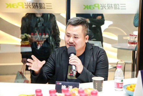 喻波对此也深有感受,他举出了曾经做过的办公设计项目。他说,“时下加班变成常态,年轻人要考虑如何平衡工作与生活的时间。作为设计师,我们更需要考虑如何通过设计构建情感的联系。”