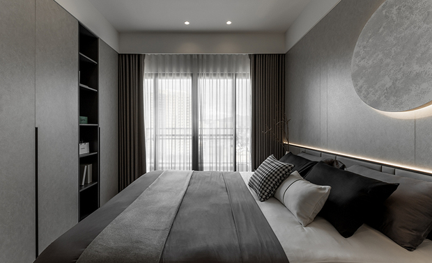 
主卧
Master Bedroom

延续公领域的灰质调性，主卧室在牆面、柜体、帘幕上，皆选用深浅不一的灰质调做配比。在得知屋主是花莲人，离乡背井北漂后，又辗转长驻大陆工作，因此我们以「月亮」为发想——寄予《静夜思》诗句中：「床前明月光，低头思故乡」的思乡之情，为其设计了一轮形为明月的夜灯，亦作为主卧的艺术端景，与灰幕相融，围构一幅月色光景。

We agreeably utilize different shades of gray arrangements to correspond to the color scheme of the shared area. During the communication process, we found out that the homeowner left his hometown Hualien, came to work in Taipei, and then moved to China for a long time. Therefore, we meticulously decorate a moon night lamp that can pretty well indicate his nostalgia. The main idea of ''Moon'' is developed from the poem-Quiet Night Thoughts, which goes, ''The bright moonlight shining before the bed, lowering my head, I dream that I'm home. '' Realize an aesthetic moonlit scene with a composed gray sky behind.
