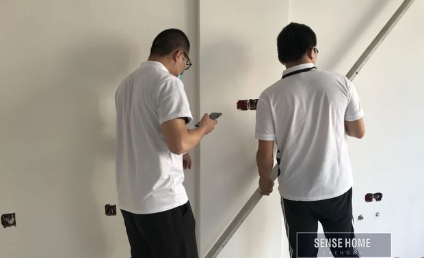 对于瓷砖的工艺检查,我们主要采用:开孔器开孔、阳角碰角工艺,施工现场瓷砖平整度以及线缝是否均匀是主要评判标准。
从整体布局出发,我们对筒灯、线性风口、成品检修口以及墙面开关插座底盒进行了检测,施工情况由小组成员记录。楼梯是第一视觉容易观察到的部件,我们就地进行钢结构楼梯基层焊接点感官检查。