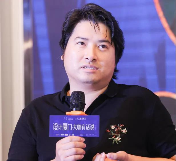 许少泽
华鼎居装饰
设计总监
设计师需要不断地体验生活,才能融入生活,只有把补足自己的短板,才能与业主相匹配。
花絮▽