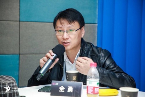 会上全勇率先发言,他说,“作为专业的设计师,我们一直在跟产业、经济、生活方式做结合,我们也在观察新消费模式的变化。无论是国外还是国内,年轻人的经济已经变成了社会非常热议的话题了,我认为设计一定是会跟随产业和生活方式进行结合的,甚至它会和智能科技、AI、5G网络进行迭代。因此设计不仅仅是考虑没的问题,它还包含着很多的创新,跟随时代蝶变。”