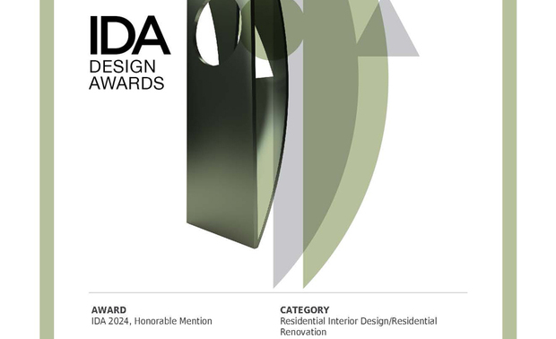 
本文由OPEN編輯部撰寫

美国IDA 国际设计大奖（International Design Awards），旨在表彰「设立新标准」与「突破室内设计界限」、「改变人们生活和工作空间」的优秀设计师及团队。以创新性、实用性和发展性等多种面向为评选标准，发掘建筑、室内设计、产品设计、平面设计和时尚方面的新兴人才，每年吸引来自数十个国家的顶尖设计者，竞相角逐此项权威大奖！

巨设计集团 执行长 黄静文 以舒适纯淨的灰白色调为基底，辅以温润木质元素，营造静谧祥和的自然氛围。透过落地窗引入丰沛天光，勾勒空间光影律动，伴随园景翠意盎然，彷若臻臻山林隐居的《漫漫映山水》喜获本届赛事「Honorable Mention」荣誉！

