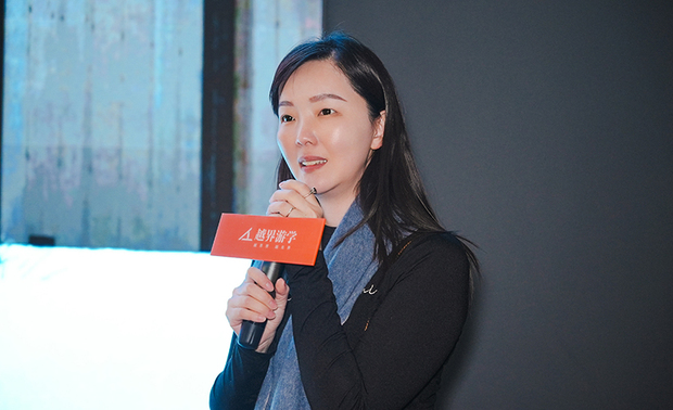 
知己知彼 筑起契合需求之精緻美邸

简设计师的演说由解释心理学出发，说明切实理解釐清他人想法、採取正确行动的重要性，接着便带入可应用于设计中的「消费者心理学」；客户的想法对形构每件作品的设计雏形，具有举足轻重的影响力，故「了解使用者」无疑为室内设计师规划前必须做到的事。

对此，她透过换位思考，细分业主需求为「使用者组成」、「使用者关係」、「使用者习惯」、「使用者喜好」、「空间使用频率」、「空间使用顺序」等六大项，使擘划各类项目设计时，免去遗漏任何所需的可能性，彻底完善场域机能。

