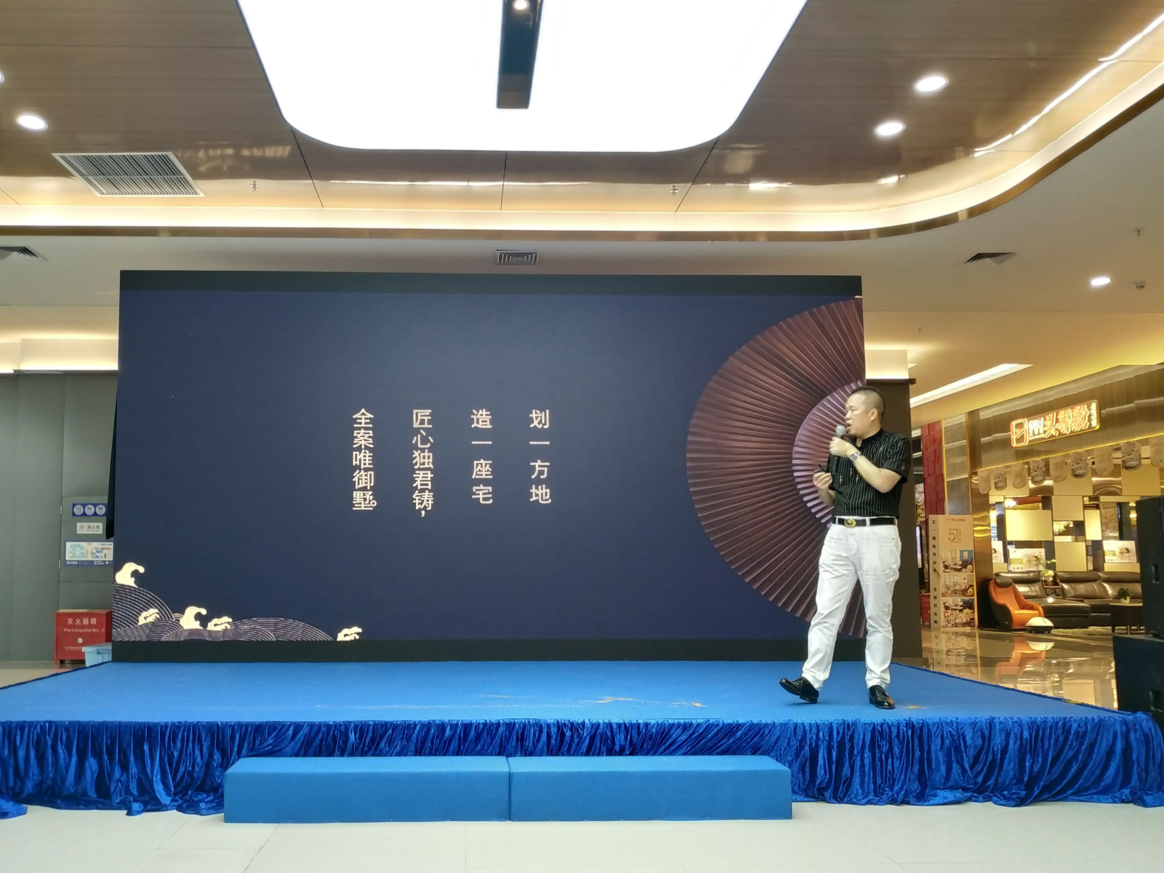 从各个角度阐述成就豪宅不仅仅只是富丽堂皇，面积大，环境优雅这些硬件设施，
还需要人文价值包括对生活的升华，文化底蕴，品味，创新等等。