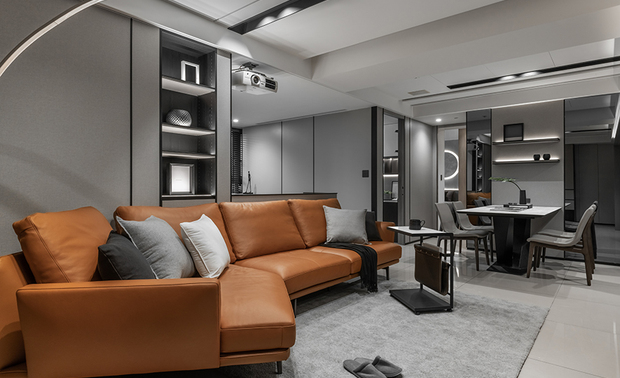 
客厅
Living Room

受限于大梁深度，天花板的高度较显低矮，因此客厅的设计重点，落在场域的视觉延伸。我们将电视牆以ㄇ字型包覆，向后退缩拉长视距，并运用线条错位手法，嵌入间接灯源，澹化空间压迫感，围塑宽敞舒适的氛围。旁侧加设隔板划设神龛，立面线条与电视牆收束齐整，悄然相融且不显突兀。一改传统的实体供桌形式，我们在神龛檯面下方做一抽板，方便屋主摆放供品祭祀使用，兼具美观及实用机能。

The design theme of the living room is to visually enlarge the space because of the low ceiling with beams. We install the partition at both sides and back of the wall to increase viewing distance. And ingeniously inlay indirect lighting to make it feel less oppressive and cramped, performing a roomy and unwinding vibe. On the other side of the partition, we arrange a shrine with a cohesive design that perfectly integrates with the TV wall. Moreover, shrewdly attached a pullout panel to replace the traditional altar table, which is favorable for the homeowner to worship and gives an elegant perception.
