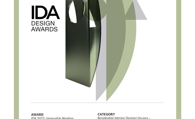 
本文由OPEN編輯部撰寫

美国IDA国际设计大奖（International Design Awards），旨在表彰「设立新标准」与「突破室内设计界限」、「改变人们生活和工作空间」的优秀设计师及团队。以创新性、实用性和发展性等多种面向为评选标准，发掘建筑、室内设计、产品设计、平面设计和时尚方面的新兴人才，每年吸引来自数十个国家的顶尖设计者，竞相角逐此项权威大奖！

为打造舒心疗癒的木质调现代宅邸，屋媞设计 设计总监 雷巧华 运用侘寂风尚与绿建材，设开放式格局、多功能手作区及轻盈留白手法，满足屋主极简生活美学作品《閒・日和》兼具美感与环保的材质选用，更映照品牌一贯理念，勇夺2023 IDA Design Awards「Honorable Mention」，实至名归！
