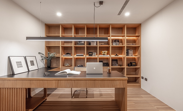 书房
Study room

与会客室相同，书房同样为符合男主人办公需求，大面积的L形木作书桌，后方是横跨整面牆的开放层柜，藉由大方俐落的设计，凸显乾淨简洁的画面。

We set a large-scale open wall-mounted shelving behind the L-shaped wooden desk in the study, which serves as a home office for the male homeowner. Take advantage of delicate and distinguished design to outline clean and concise situations.