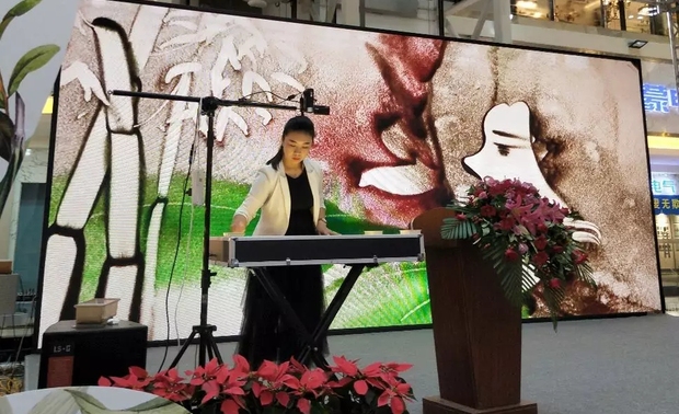 河北虹沙画艺术创始人李虹用一段绚烂如虹的沙画表演开启了金堂奖女设计师联盟—河北站的成立。