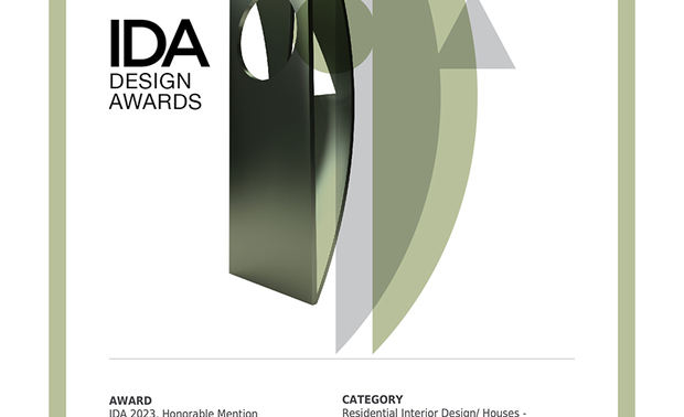 
本文由OPEN编辑部撰写

美国IDA国际设计大奖（International Design Awards），旨在表彰「设立新标准」与「突破室内设计界限」、「改变人们生活和工作空间」的优秀设计师及团队。以创新性、实用性和发展性等多种面向为评选标准，发掘建筑、室内设计、产品设计、平面设计和时尚方面的新兴人才，每年吸引来自数十个国家的顶尖设计者，竞相角逐此项权威大奖！

之馀设计 李宜家 设计总监 配合此案作为度假宅及屋主多元的兴趣，将两间卧房外的房间重划为设备精良的影音室与游戏室，搭配公领域飘散东方韵味的泡茶区、时髦冷冽的质感吧台，共筑契合业主嗜好的精美之作《悦闲居》，喜迎2023 IDA Design Awards「Honorable Mention」奖项，再缔非凡佳绩！
