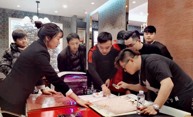 艾仕壁纸用放大镜观察壁纸纹理