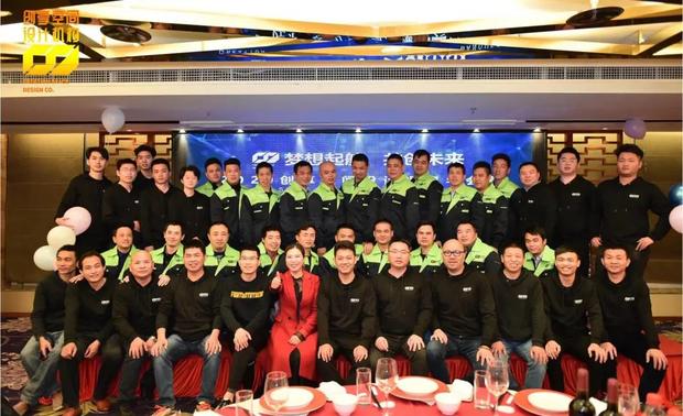 刚创立公司初和3年后公司规模对比
而短短3年时间,公司能有如此佼人的成绩,朱星认为创新是非常重要的关键因素。这里的创新不仅指设计创新,还包括思路方面的创新,要学会整合管理、梳理客户资源、材料落地把控等。