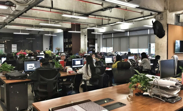 ▲大厅每一寸土地都让位于工位，看不到任何的休闲娱乐区域。笔者粗略的数了一下，这层大概80平米的至少有48个工位。看来是货真价实的“工作”空间。
