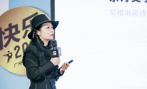 
执守热爱，谱写设计

建筑设计师的激情可以从顽石中创造出奇迹。
——勒·柯布西耶


2020广州设计周在不平凡的一年中如约而至，STUDIO.Y设计总监余颢凌作为特邀嘉宾出席了此次盛会。这场汇聚了全国成千上万设计产业人的饕餮盛宴，也盛载了设计人的热情与理想。作为国内最具影响力的行业展会，今年的设计周以“快乐PLAY”为主题，希冀可以扫除“魔幻”之年的停滞与阴霾，给世界带来些许活力跳跃的烛照，点燃每个有梦想的设计人心中的光亮之地。

在广州设计周的出席与亮相，也正坚守了自STUDIO.Y成立之初就秉承的“跋涉者”与“探索者”的双重角色定位，在坚持探索室内设计的建筑语言上不懈努力，在设计的国际化追求中，融入了成都在地文化之根的立足方向。
