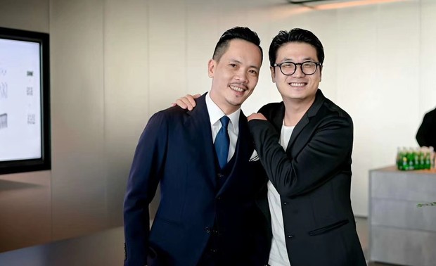 ▲图为：本文作者朱谦知与黄永才先生

笔者到访过黄永才先生在广州的公司-Ray意空间设计，他待人谦逊守礼、友善温和，一开始差点怀疑那些有热情的作品与他无关。
通过几天深入的沟通，深深的感受到他确实是一个有切格瓦拉式富有激情的设计师之一，他身上充满了激情，永不放弃的激情、不轻易妥协的激情，以及不断挑战创新的激情...
这就不奇怪，年近四十岁的他能备受众多80、90后时尚达人的喜爱，他的不少客户也是年轻的时尚达人。

