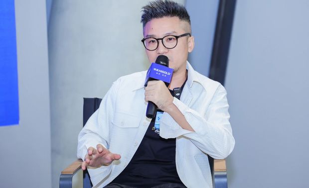 在耀眼的聚光灯下，各位嘉宾畅所欲言、各抒己见，以他们独到的专业视角与丰富的行业经验，解析在数字化技术高速发展的当下，设计师应该以身作则，打破传统的界限，以个性化与定制化的设计为导向，引领大湾区从产品形态、生产方式到业务模式的全面改革，构建“设计·新质生产力”，实现大湾区的高质量发展，为大湾区带来更美好的明天。

七位湾区设计领袖的真知灼见令人叹为观止，赢得了现场一阵又一阵如雷鸣般的掌声，开启一段激动人心的智慧启迪之旅。