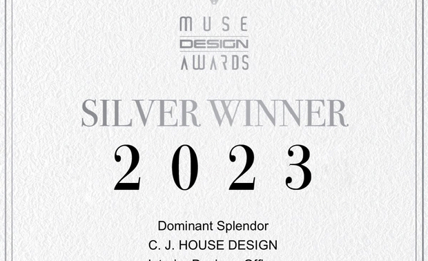 本文由OPEN编辑部撰写

MUSE Design Awards 由历史悠久的国际奖项协会International Awards Associates（IAA）主办，以发掘全球设计缪思为宗旨，为建筑、室内、时尚等领域提供全面的发光舞台，每年严格的评分标准，吸引国际知名品牌与设计师争相参与。

2023年MUSE Design Awards共收到来自一百零八个国家、七万五千多份的参赛作品，并由两百多位专业评审进行遴选，可谓最具影响力的国际奖项之一，而IAA发言人Thomas Brandt指出，「于2023年MUSE大赛胜出的获奖作品，其精緻程度与作品的完成度及深度，皆象徵着创意及设计行业的最佳表现。」他补充说：「IAA 讚扬所有参赛者对工艺的奉献，并希望他们不断用热情进一步扩大创造力和设计的极限。」

峥嵘设计 廖峥 廖嵘 设计师 大展杰出的意象式设计，将窗外景色结合清水模、实木皮、水泥漆三种建材，为家宅作品《排云之境》呈递天地相映的辽阔面貌，另以海岸原石为发想，透过纯白立面、圆弧曲线和暗金色美耐板，诠释清爽的办公室《朴石蕴光》；两件作品皆于2023赛事取得「银奖」的好成绩，亮眼表现再添品牌荣光！
