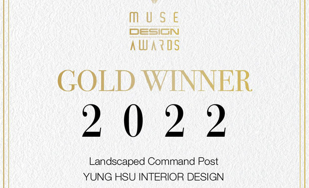本文由OPEN编辑部撰写

MUSE Design Awards 由历史悠久的国际奖项协会International Awards Associates（IAA）主办，以发掘全球设计缪思为宗旨，为建筑、室内、时尚等领域提供全面的发光舞台，每年严格的评分标准，吸引国际知名品牌与设计师争相参与。

2022年MUSE Design Awards 共收到来自世界各地近六千多份的参赛作品，可谓最具影响力的国际奖项之一，而IAA发言人Thomas Brandt指出，「于2022年MUSE大赛胜出的获奖作品，其精緻程度与作品的完成度及深度，皆象徵着创意及设计行业的最佳表现。」他补充说：「IAA 讚扬所有参赛者对工艺的奉献，并希望他们不断用热情进一步扩大创造力和设计的极限。」

咏絮室内设计 于接待中心《近・未来》中，以俐落网格线条搭配栅栏式的直线框体，点缀亮丽的黄、蓝二色，使建物外观在夜晚灯光的透射下，映出绚烂夺目光彩，而办公作品《蓦色香沉》，则呈现铁件、红砖以及木头等多种异材质组合的设计美感，勾勒现代大气的空间格调；两作于2022赛事分别夺得「铂金奖」、「金奖」殊荣，成功地将品牌声誉推向高峰！
