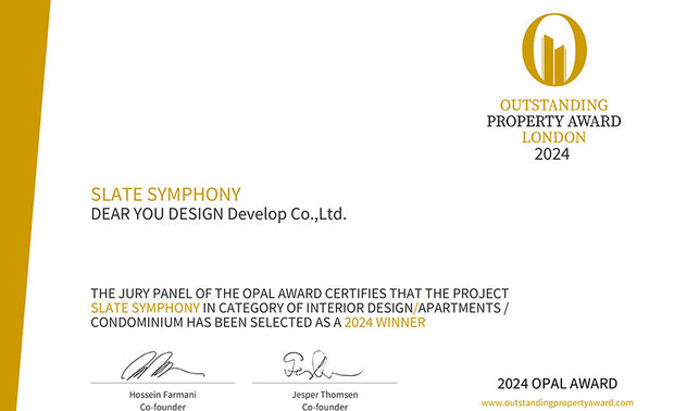 本文由OPEN编辑部撰写
OUTSTANDING PROPERTY AWARD LONDON,OPAL(英国伦敦杰出地产大奖)由全球知名企业集团Farmani Group组织,并以招揽全球最佳建筑师、室内设计师与房地产开发商为目标,在创造异业菁英联合平台的同时,找寻各地最富创造力、革新感、社会影响力与永续性的设计方案。参与者有机会替自己最新颖的企划,博得国际能见度,并且和产业的先驱及专业人士进行交流。
回应屋主对黑色的喜好,达誉设计团队 于空间整体遍布层次暗调,彰显墨色神秘静谧的沉稳氛围之馀,以较浅的艺术漆肌理、不规则石材花纹,篆刻独到的自然气息,成就细緻不失宁静自在感的绝美屋宅《岩墨映照》,一举跃上国际舞台,斩获本届赛事「Winner」优异佳绩!