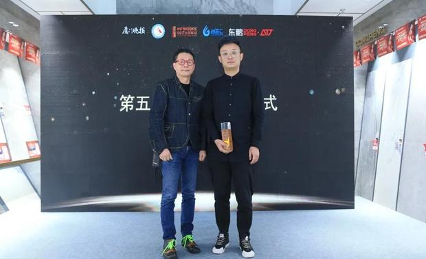 Part 02
这些企业获得了荣誉
紧接着,是为荣获“2019年度厦门家装行业健康环保领军品牌”的家装企业和建材品牌进行颁奖。
随着人们对生活品质的要求日益提高,越来越多的人们把购买的聚焦点放在了环保、健康、安全上。为此,在“年度海西家居荣誉榜”推出的第15个年头,适时地将评选的标准进行调整,重点突出“健康环保”,并以此为侧重点和评选标准,选出“2019年度厦门家装行业健康环保领军品牌”的家装企业和建材品牌。
