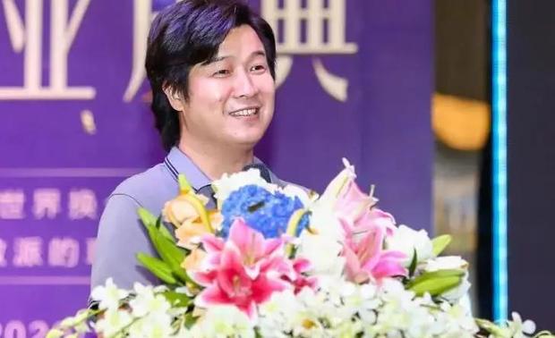 施霖杰
高峯汇装饰
设计总监
一开场,施霖杰就为大家交上了一份满意的成绩单。在去年“设计大咖有说话”的讲台上,施霖杰与大家分享了其刚接手的一个霞浦民宿项目,该项目从选址、建筑规划、室内设计,都是施霖杰一手包办。