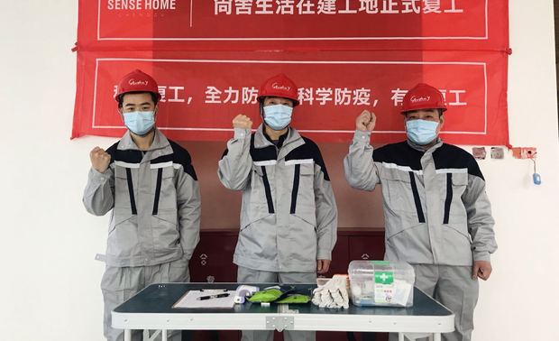 04戴口罩
进出入工地的每个人，均必须佩戴口罩。
