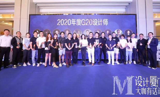 紧接着,还进行了“2020年度厦门家装家居行业健康环保领军品牌”的颁奖典礼。它们分别是:总全装饰、九鼎装饰、好易居装饰、威尔思装饰、房建美装饰、方太厨电、老板电器、金牌厨柜、东鹏瓷砖、怡口净水共十个品牌。