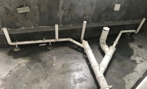 在交房完成后，我们在施工进场前会对原始结构进行检查，检查包括：卫生间主排污管吊洞、阻火圈、堵帽、存水弯、伸缩节密封情况；此外，室内给水管打压要保证在0.8Mpa以上，才能确保出水正常。
