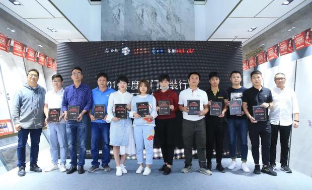 Part 03
今年金堂奖怎么报名
由金堂奖全国联盟秘书长黄艳红女士,专程为现场设计师讲解2020年金堂奖评选细则。
“金堂奖·中国室内设计年度评选”是中国最具规模和影响力的室内设计行业年度评选是以倡导“设计创造价值”为价值观,以“为百万设计师呐喊、向千万业主传播”为使命的行业公益评选活动。
多位嘉宾共同开启2020年金堂奖(厦门站)