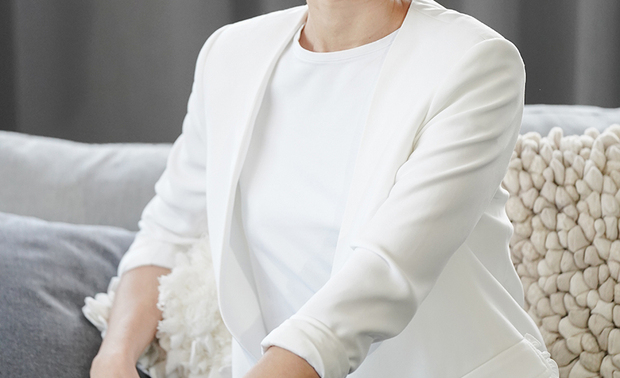 微设计有限公司
设计总监 李羽芝 design director
公司简介
摒除过多的空间缀饰,
微设计将团队深厚的美学底蕴,
展现于细节质感中;
我们降低现场的手作工程,
从而提升时间效率,
搭配品牌傢俱及软装佈置,
确保每一件作品的优良品质,
让舒适且具设计感的家宅,
成为人人皆可拥有的日常幸福。
设计理念
我们致力打造的居住之地,
是以「合宜温暖」为核心;
使整体空间应用更为自由,
供予家庭成员在未来挥洒创意,
衍伸居家想像的无限可能。
获奖作品《上晴》