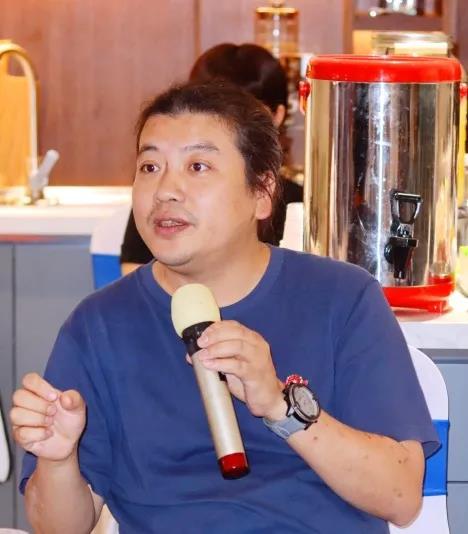 林家淦
五第空间设计总监
我理想中的厨房应该是纯智能型的,我可以不用做饭、不用洗碗,什么都不做就可以享用到美味的午餐。
事实上,现在的厨电已经可以解决很多问题,例如现场的松下冰箱,它的5个门有各自不同的功能,可以实现从负3度到4度的温度调节,这样就可以保证食材的新鲜。另外,有减脂功能的烤箱、让你随意蒸的蒸箱等,都极大地改变了人们的生活方式。
