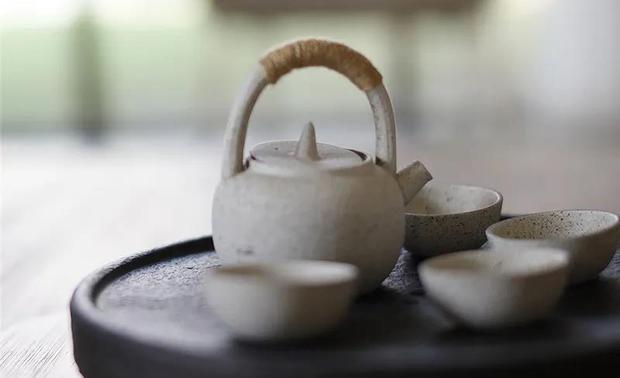    
  
首先从室内设计来说，室内设计是一个很科学的专业，因为它包括声、光、电，建筑包含很多工艺性的东西，要精准地去判断一个东西，同时它也是感性的，因为它包含了美术氛围的把控，还有那些感性的投入，所以它是一个很有趣的行业。  --谢秉峻