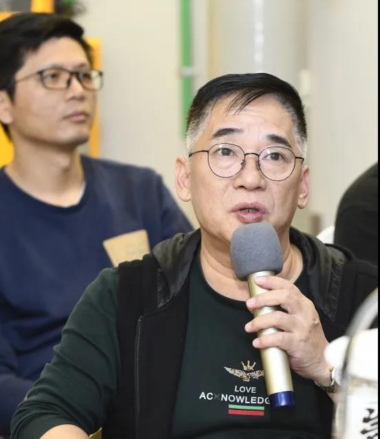 沈桂荣
佳铭装饰
设计总监
现在市面上的净水设备五花八门,但身为设计师,我们要从用户的角度出发,切实去思考几个问题:比如前置过滤器是能过滤哪些物质?末端净水是不是会把营养物质也过滤掉?有没有可以两全齐美的净水设备,能满足高端用户的饮水、用水需求?这些问题,是我们迫切需要去了解的,也是需要商家来解答的。
特邀嘉宾互动▽
两位发起嘉宾抛出的话题,立马引起了现场嘉宾的共鸣,陈泽、邓萍、黄国飞、甘少斌、邓佑林、佘生武、郭辉等设计师纷纷结合自己的实践经验,提出自己的疑问。