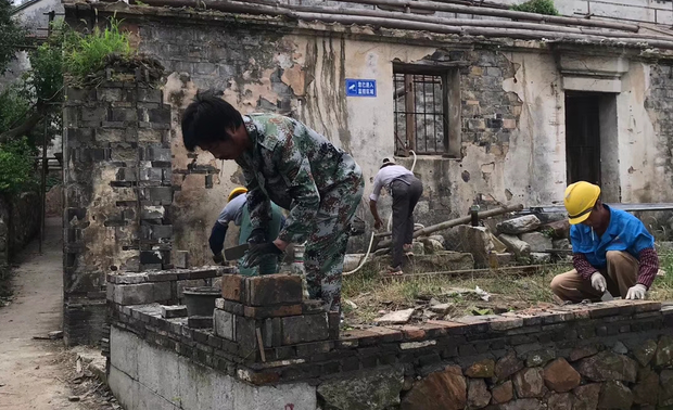 老宅最好的设计就是修复  孙老师现场指挥