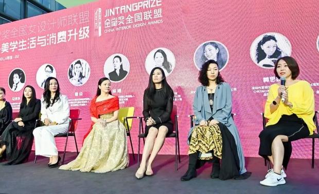 我们经历过三次消费升级，从80年度初到90年度初的时候迎来第一次消费升级，第二次消费升级应该是在90年度初到2000年，现在第三次消费升级已经延展到体育、文化、艺术各个类别里面去。共同回顾这些充满魅力的女设计师们是如何理解美学生活与消费升级的话题的。
