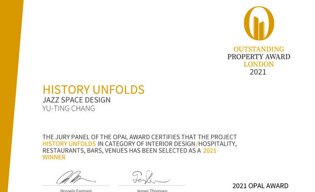 本文由OPEN编辑部撰写
OUTSTANDING PROPERTY AWARD LONDON,OPAL(英国伦敦杰出地产大奖)由全球知名企业集团Farmani Group组织,并以招揽全球最佳建筑师、室内设计师与房地产开发商为目标,在创造异业菁英联合平台的同时,找寻各地最富创造力、革新感、社会影响力与永续性的设计方案。参与者有机会替自己最新颖的企划,博得国际能见度,并且和产业的先驱及专业人士进行交流。
泽序设计 张于廷 设计总监 于《世传History Unfolds》中,以木质结合石材,形塑气质内敛的氛围,赋予鱿鱼羹餐厅崭新的外貌,作品荣获2021 OPAL Award Winner大奖与Honorable Mention荣誉,并将品牌声望推向高峰!