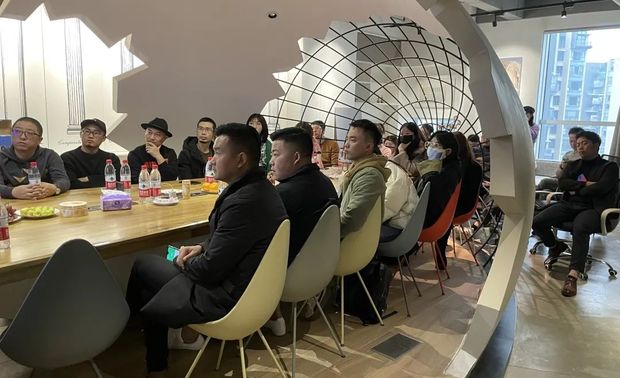 分享会过后,设计师们展开了热情的沟通交流,保持开放的视野,以持续学习的心态创造革新,这也是设计分享交流的意义所在。交流完毕后设计师们共同参观了尚舍生活工作区,以此结束了这次交流旅程。