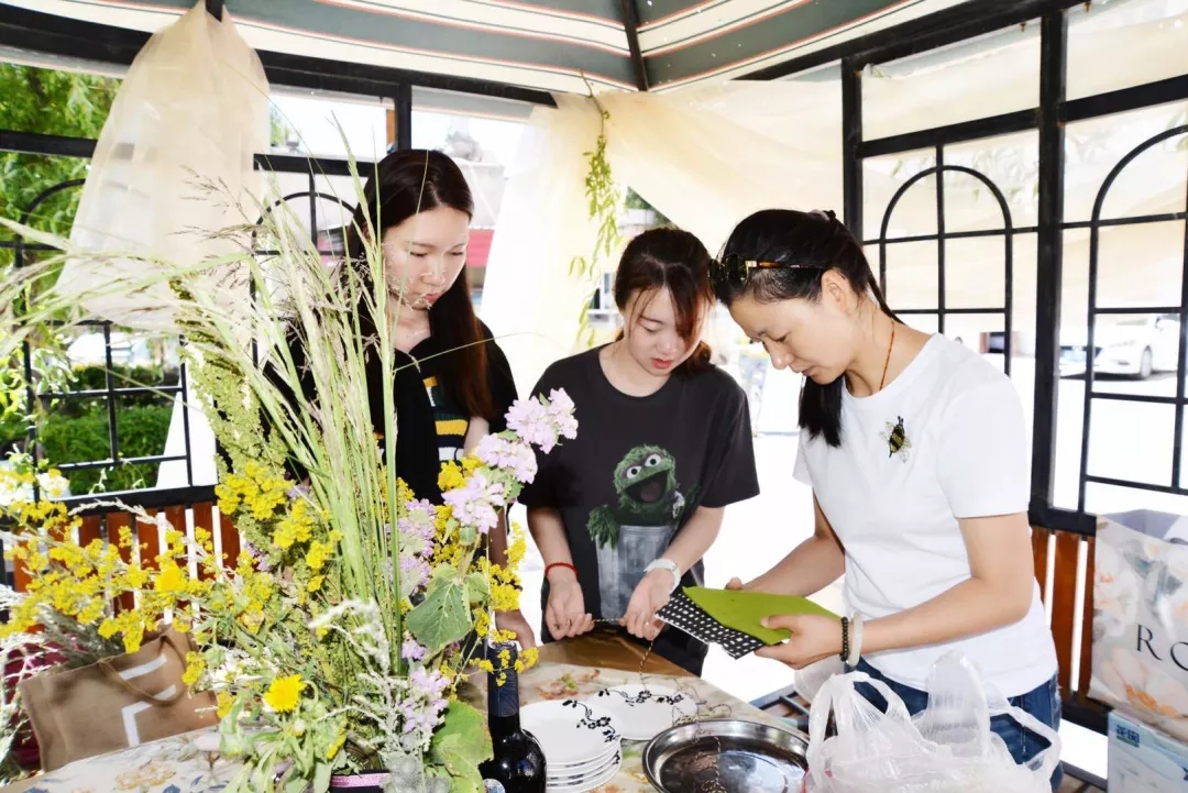 两间凉亭将是我们布展、装扮的主角，黑漆与木色完美搭配，将会是花儿“绽放”的最佳舞台。